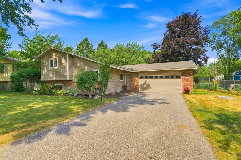 1014 Grant Cir S, Anoka, MN 55303