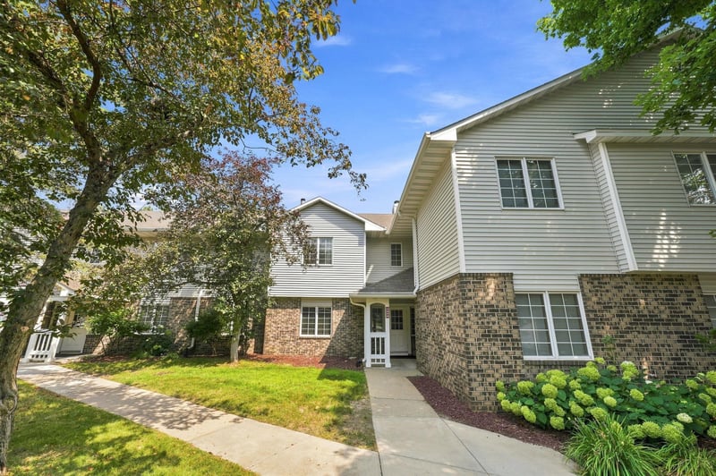 1063 Duckwood Dr #102, Eagan, MN 55123