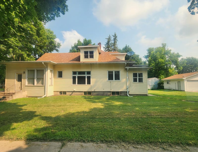 120 Park Ave W, Renville, MN 56284