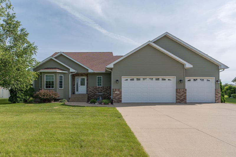 1007 Crystal Lake Dr, Lake Crystal, MN 56055