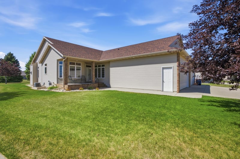 547 Allyson Cir, Moorhead, MN 56560