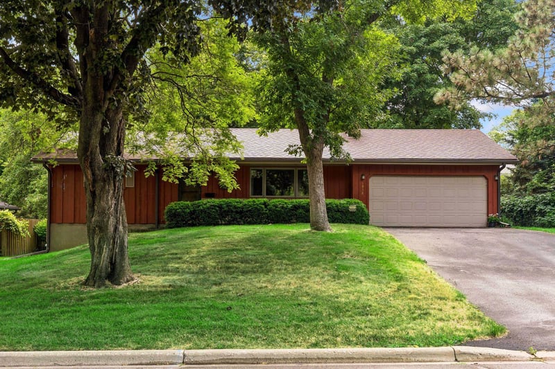 1938 Midland Hills Rd, Roseville, MN 55113