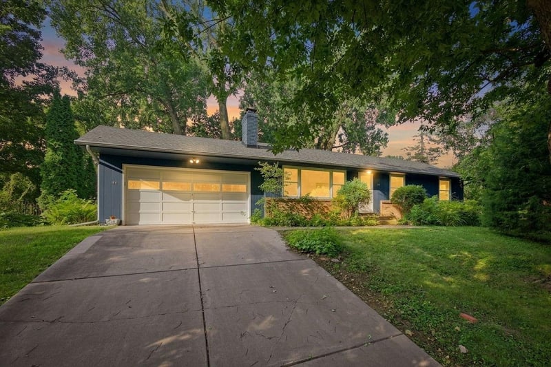 148 Ridgeview Ln, Wayzata, MN 55391