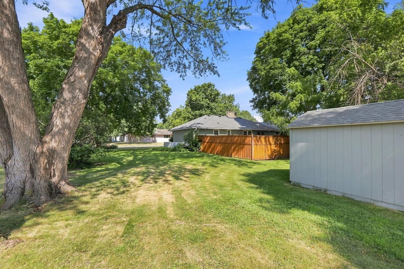 8 6th Ave NE, Osseo, MN 55369
