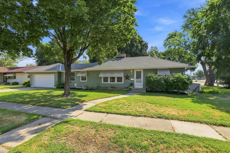 8 6th Ave NE, Osseo, MN 55369
