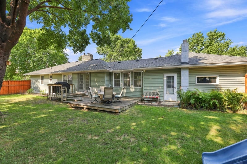 8 6th Ave NE, Osseo, MN 55369