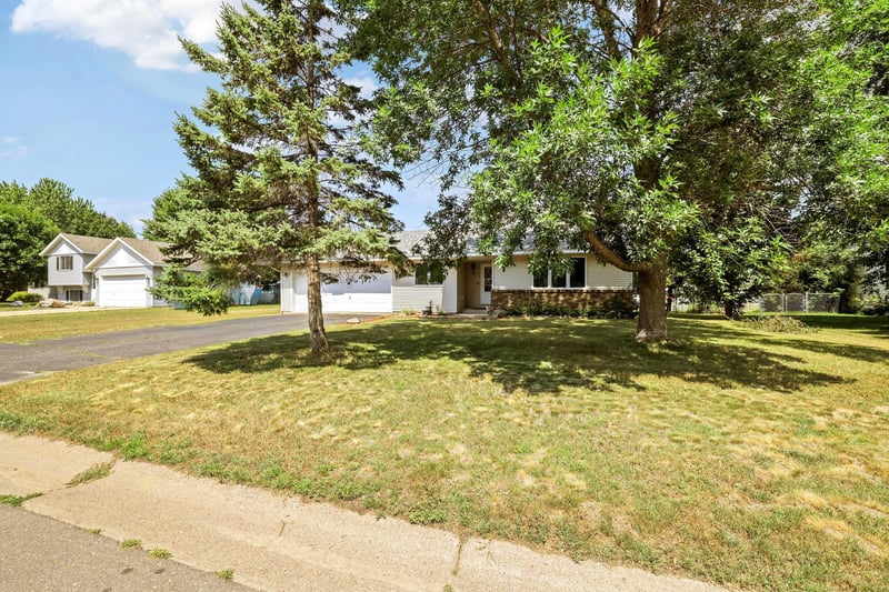 6168 Cougar Trl, North Branch, MN 55056