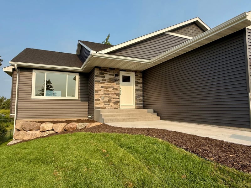 6073 Fuller Cir, Wyoming, MN 55092