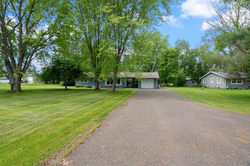 908 Lakeshore Dr, Moose Lake, MN 55767