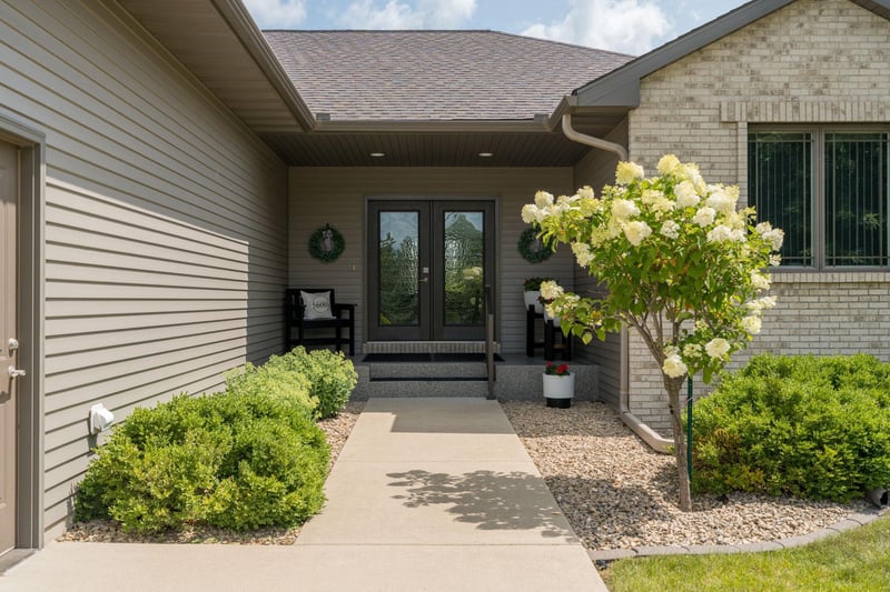 121 Grovebrook Dr, Mankato, MN 56001
