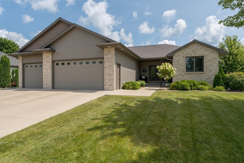 121 Grovebrook Dr, Mankato, MN 56001