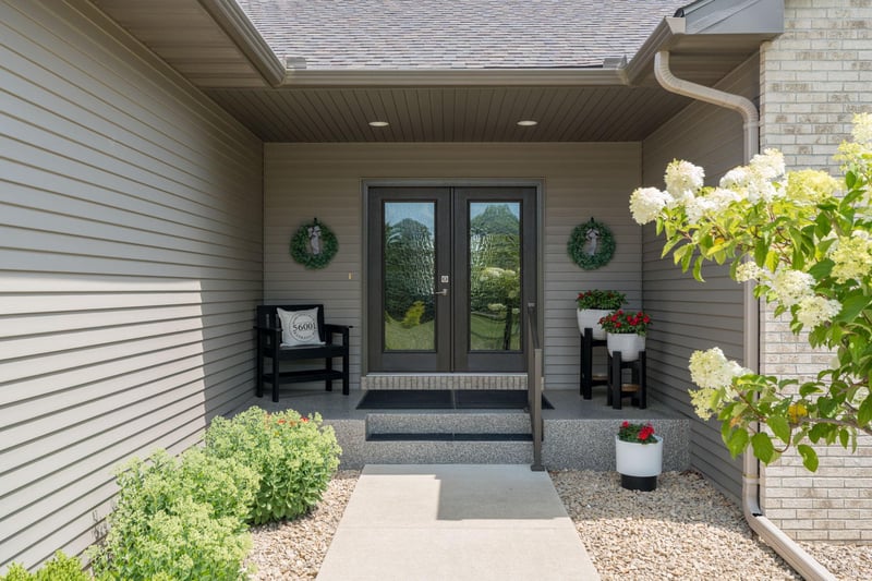 121 Grovebrook Dr, Mankato, MN 56001