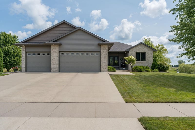 121 Grovebrook Dr, Mankato, MN 56001