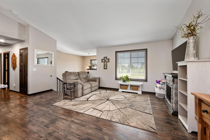 704 Bremen Cir, Waverly, MN 55390