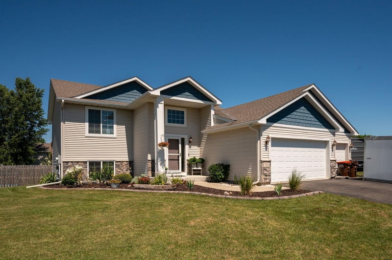 704 Bremen Cir, Waverly, MN 55390