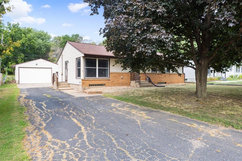 1733 White Bear Ave N, Maplewood, MN 55109