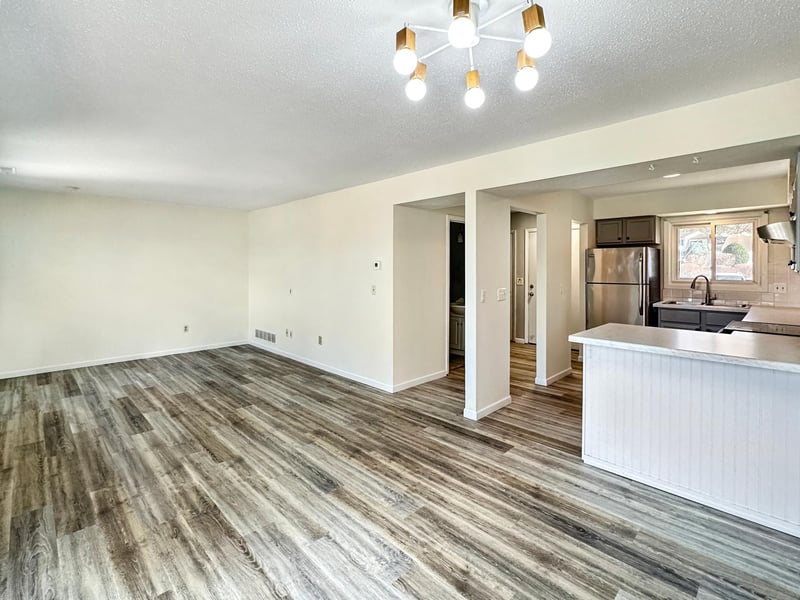 607 E Burnsville Pw #13, Burnsville, MN 55337