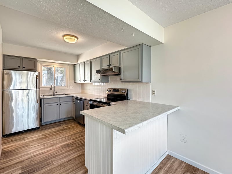 607 E Burnsville Pw #13, Burnsville, MN 55337
