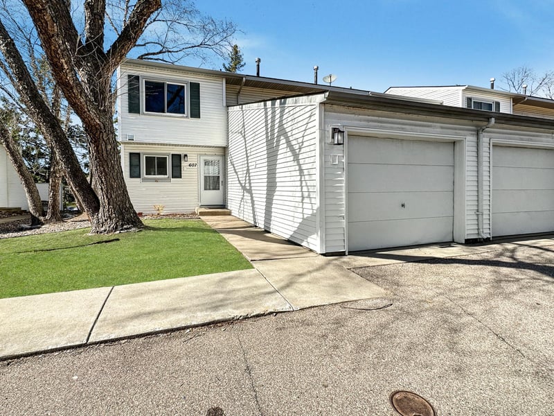 607 E Burnsville Pw #13, Burnsville, MN 55337