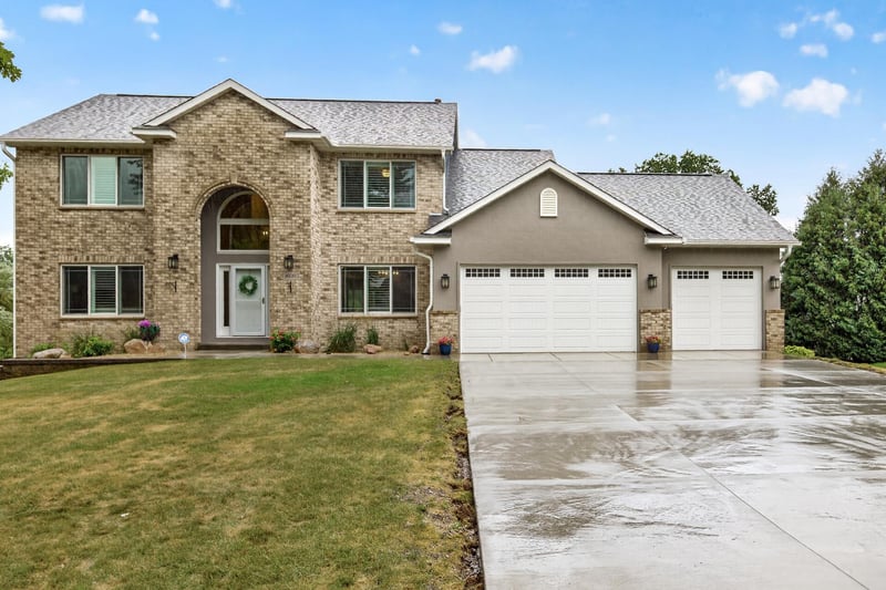 8939 Heatherton Ridge Dr, Savage, MN 55378