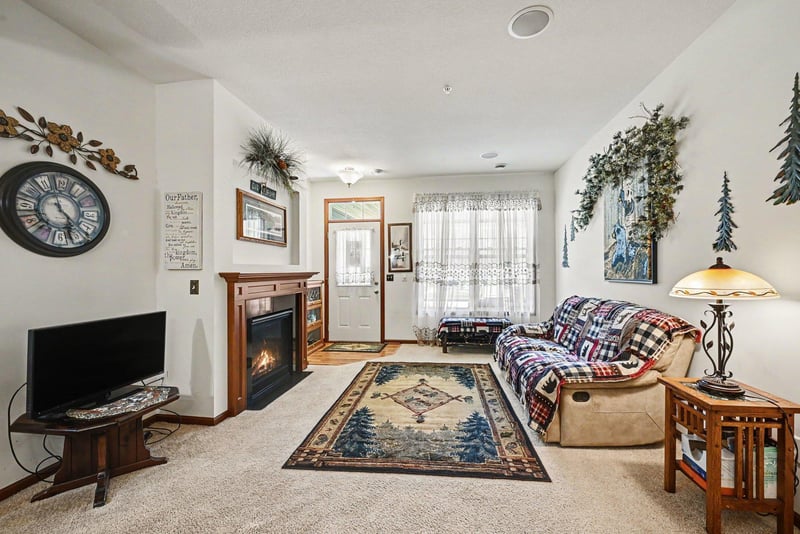 1601 Sumac Cir #B, Carver, MN 55315