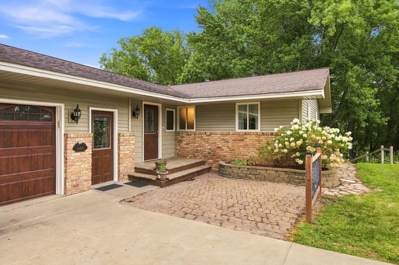 14825 Crow River Dr, Rogers, MN 55374