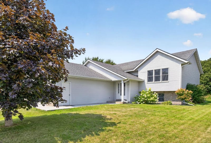 290 5th Ave SE, Plainview, MN 55964