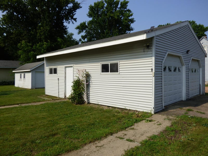 2 S Maple Ave, Le Center, MN 56057