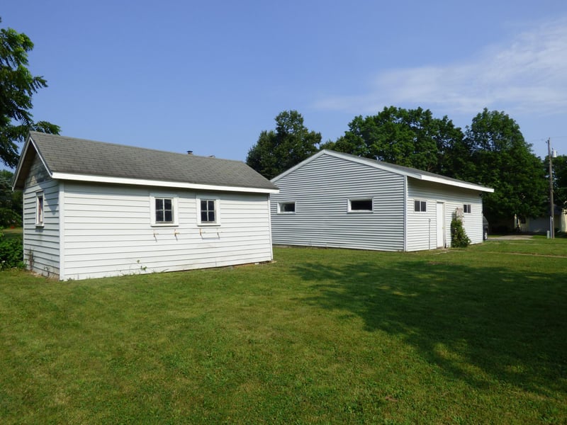 2 S Maple Ave, Le Center, MN 56057