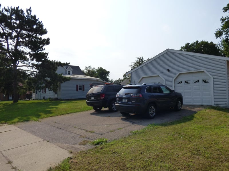 2 S Maple Ave, Le Center, MN 56057