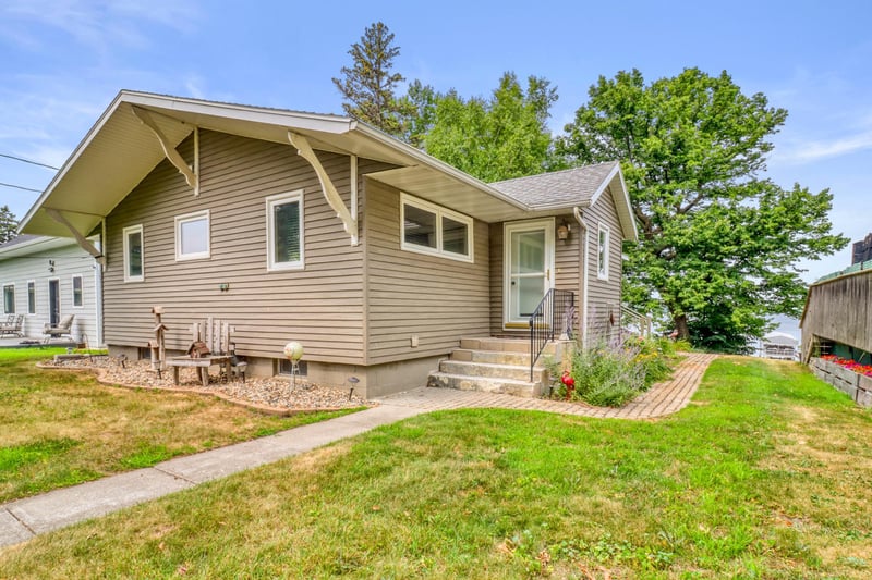 672 S Shore Dr, Detroit Lakes, MN 56501