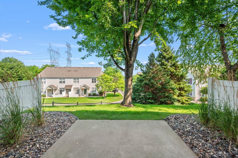 855 Providence Dr, Shakopee, MN 55379