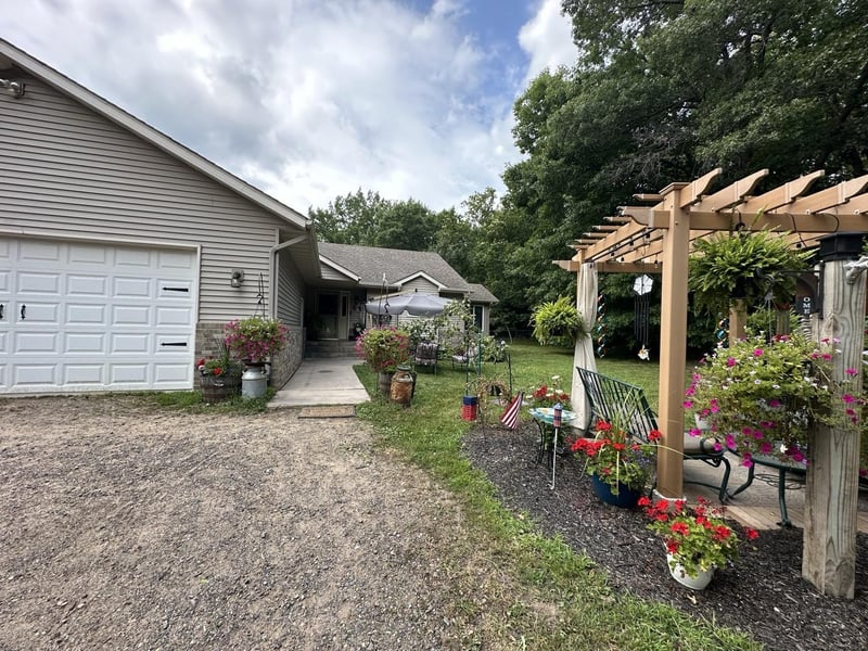 890 Saint Croix Trl, Taylors Falls, MN 55084