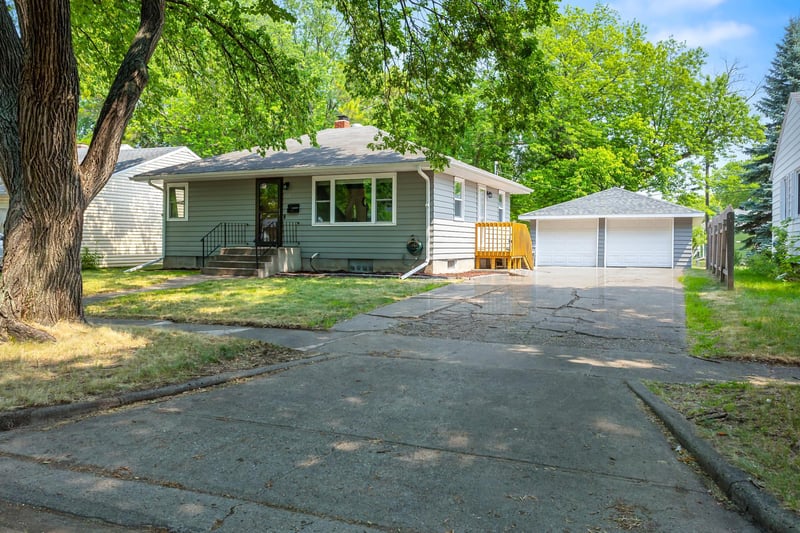 1124 10 1/2 St N, Moorhead, MN 56560