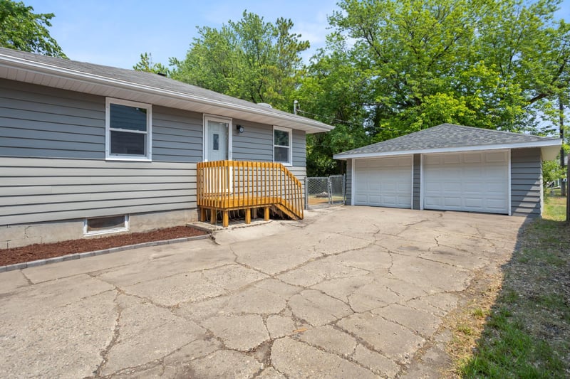 1124 10 1/2 St N, Moorhead, MN 56560