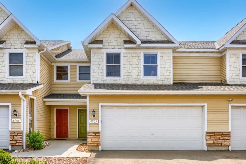 4903 Hamlet Ave N, Oakdale, MN 55128