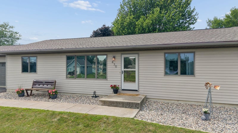 430 9th St E, Hector, MN 55342