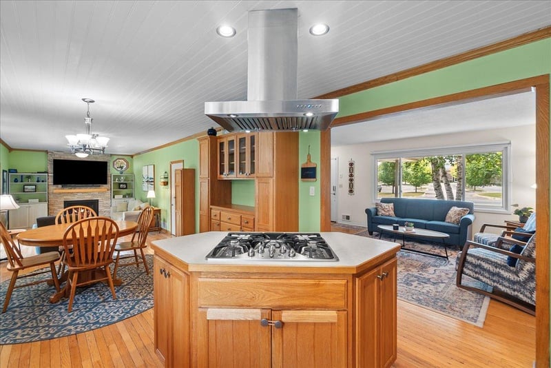 2682 5th St NW, New Brighton, MN 55112