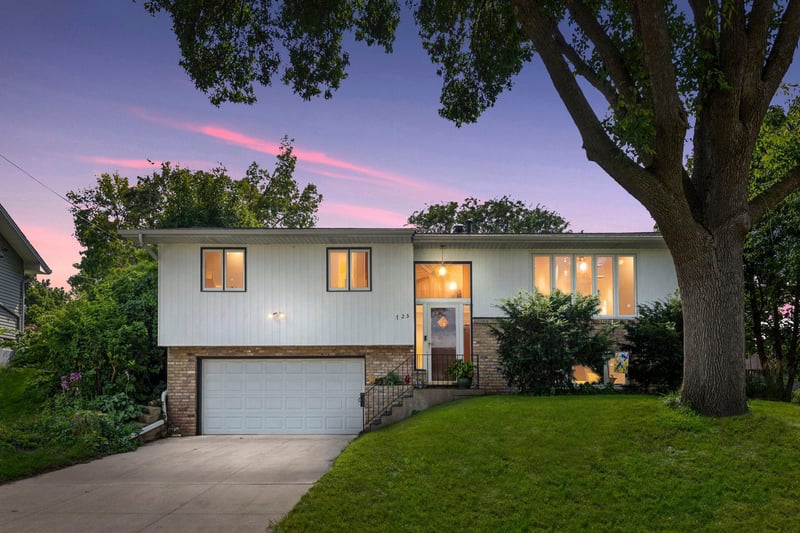725 W 1st St, Waconia, MN 55387
