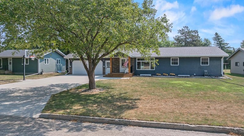 405 S Lake St, Hendricks, MN 56136