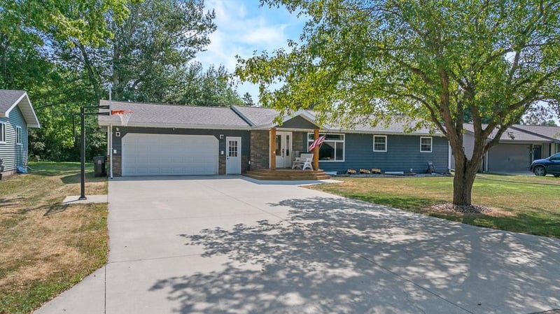 405 S Lake St, Hendricks, MN 56136