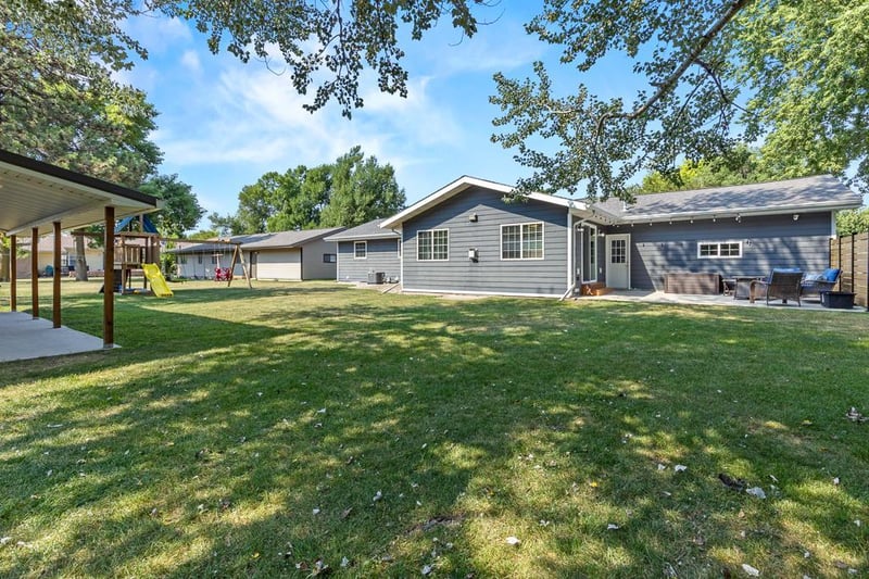 405 S Lake St, Hendricks, MN 56136