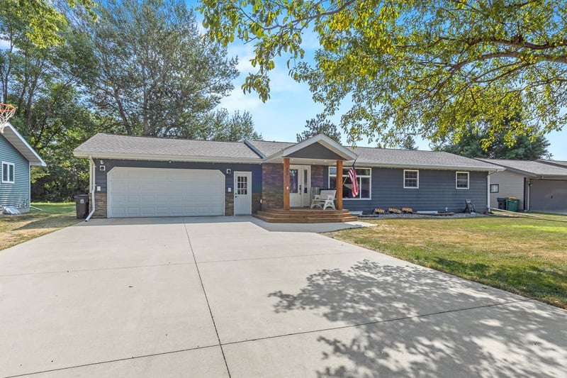 405 S Lake St, Hendricks, MN 56136