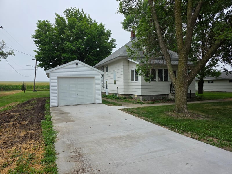 104 Bertha Ave S, Pipestone, MN 56164