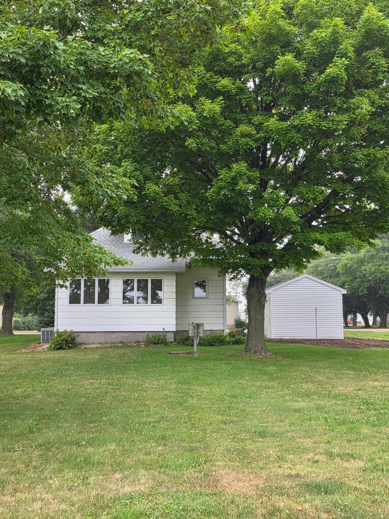 104 Bertha Ave S, Pipestone, MN 56164