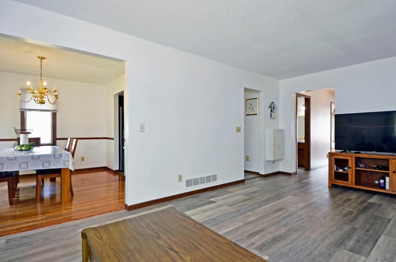 2775 Hilltop Ct, North Saint Paul, MN 55109