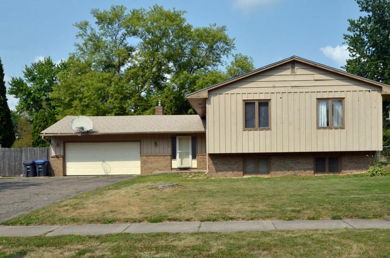 2775 Hilltop Ct, North Saint Paul, MN 55109