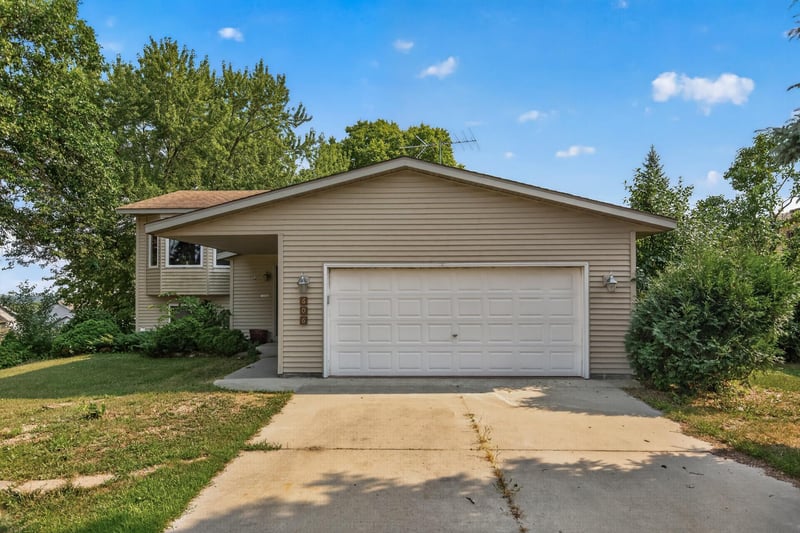 606 8th St NW, Buffalo, MN 55313