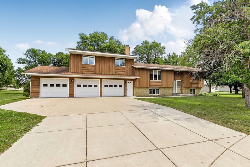 643 Circle Pines Ct, Paynesville, MN 56362
