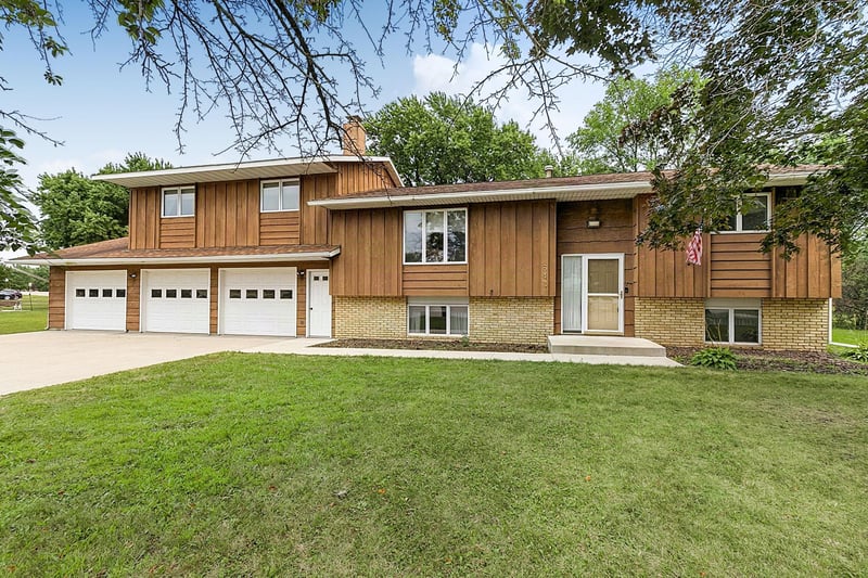 643 Circle Pines Ct, Paynesville, MN 56362